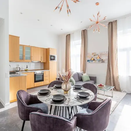 Glorious Next To The New York Cafe Budapeşte