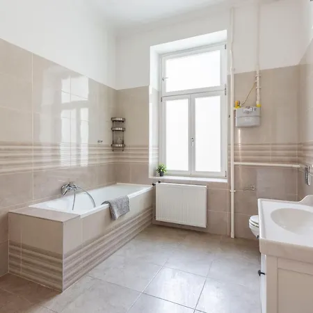 Glorious Next To The New York Cafe 公寓 *