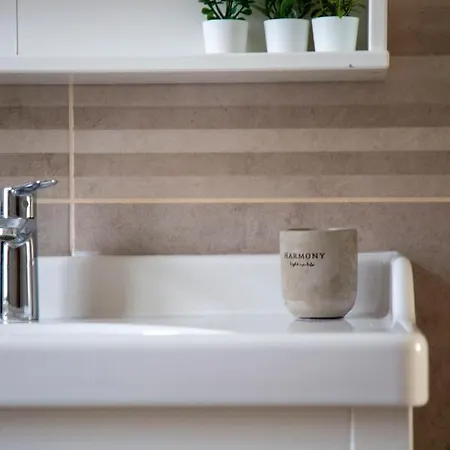 Glorious Next To The New York Cafe 公寓