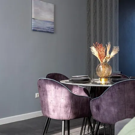 Glorious Next To The New York Cafe *