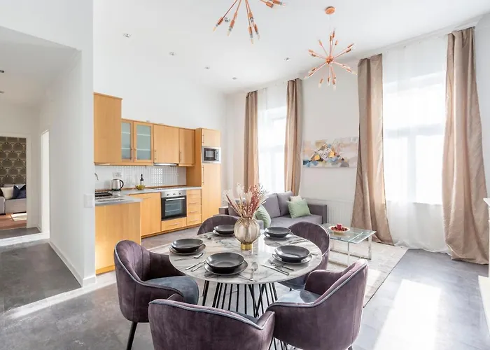 Glorious Next To The New York Cafe בודפשט