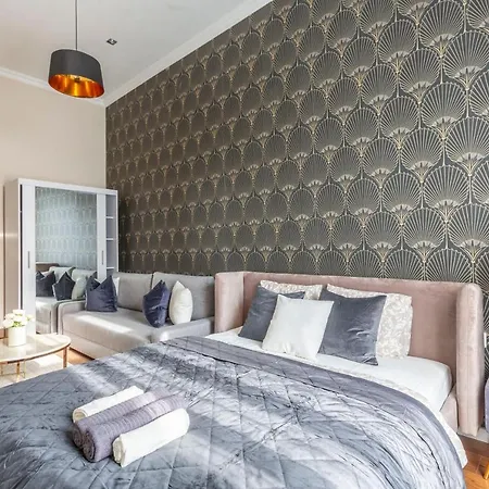 Glorious Next To The New York Cafe *